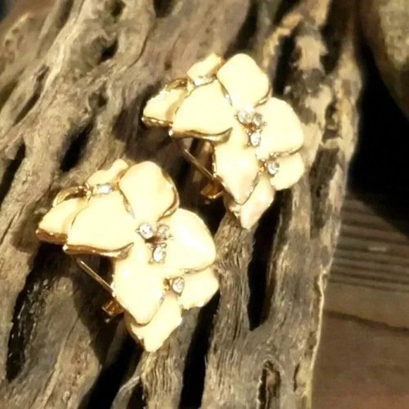 Winter White Glossy Enamel Tropical Flowers Austrian Crystal Gold Tone Earrings - Picture 4 of 8